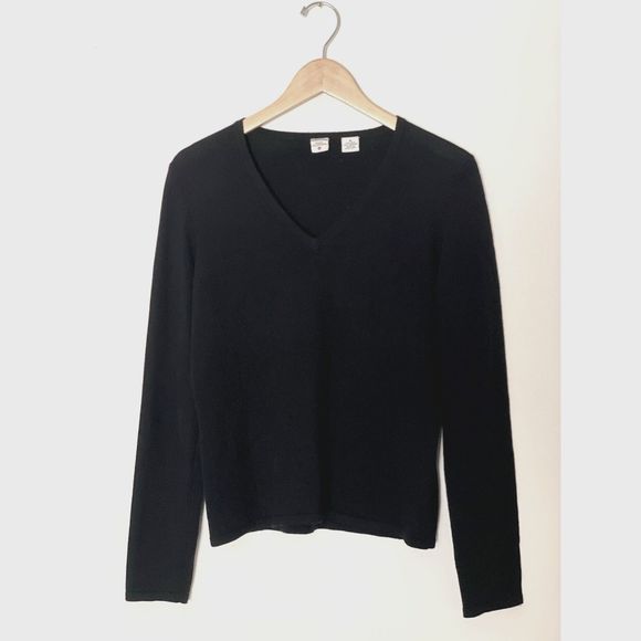 Real Clothes Silk Cashmere Blend Classic Black Vneck Sweater Size Small G7 - Picture 1 of 13